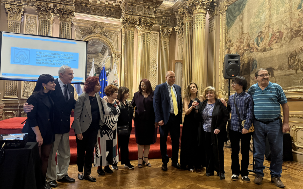 El embajador Stoyan, (Centro) junto a los protagonistas